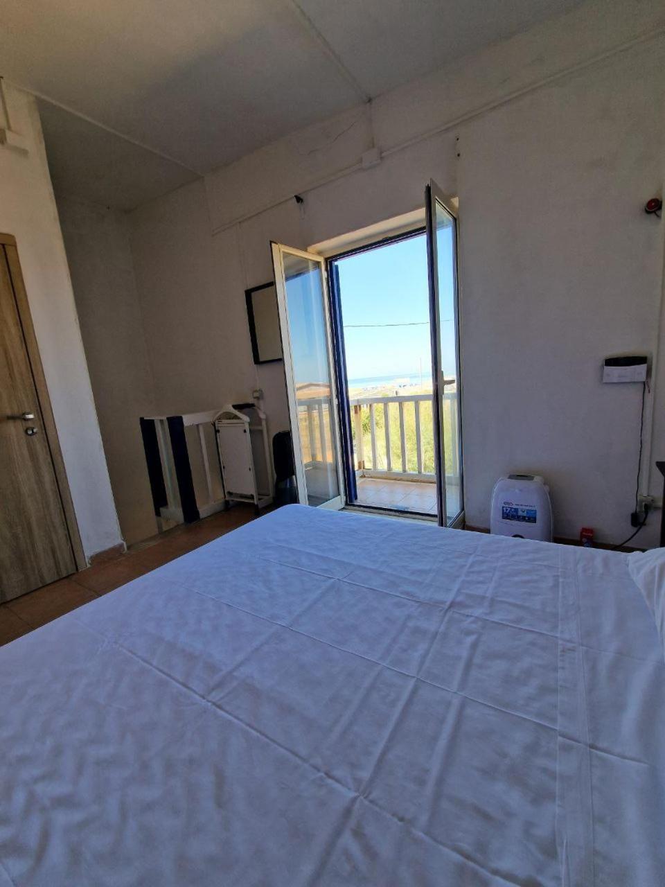 Hotel Beach House Scalzone Castel Volturno Exterior foto